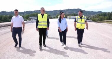 Balluku inspekton punimet në aksin Thumanë-Kashar: Po punohet me ritme të shpejta për të qenë gati në 30 qershor