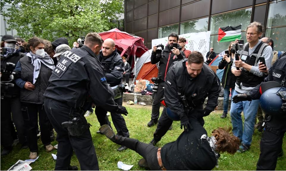 Policia gjermane largon protestuesit propalestinezë nga Universiteti i Berlinit