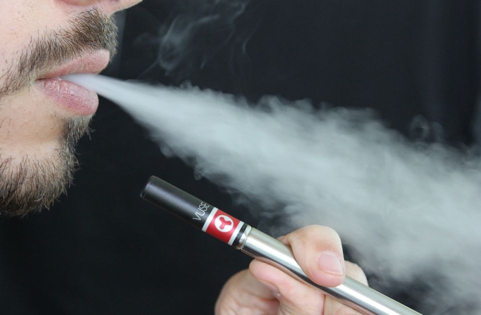 Pirja e cigareve elektronike për një periudhë të shkurtër kohore mund të shkaktojë astmë