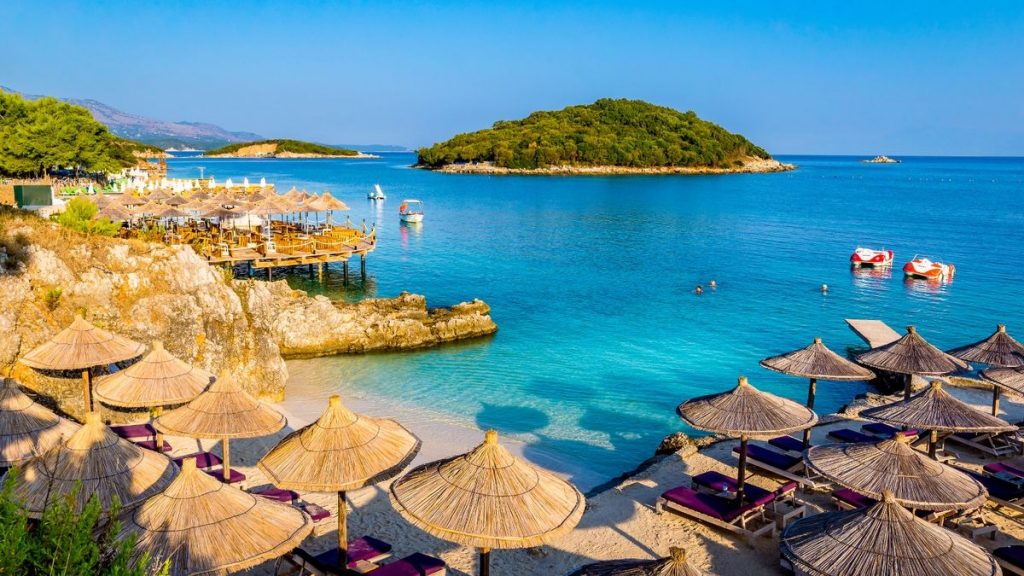 “Mirror”: Shqipëria, destinacioni mesdhetar me plazhet më të bukura në Evropë