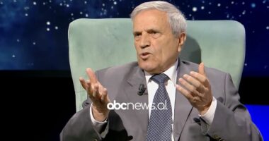 “Nuk bëhet politikë me flakadanë dhe karrige të thyera”, Dokle kujton pse dha dorëheqjen si kryetar Kuvendi