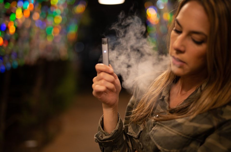 Studimi: Rritet rrezikut i kancerit të mushkërive tek përdoruesit e cigareve elektronike pas lënies së duhanit