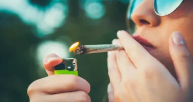 Konsumimi i marijuanës tejkalon alkoolin për herë të parë në SHBA