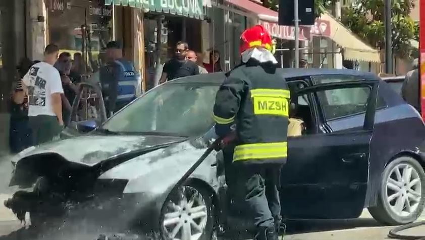 VIDEO/ Përfshihet nga flakët një automjet në Fier, shkak një shkëndijë elektrike në pjesën e motorit