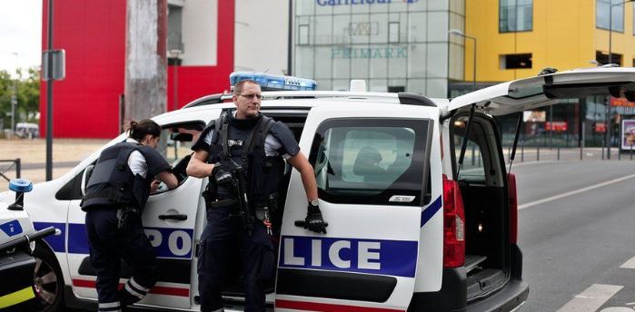 Sulm me armë në furgonin që transportonte të burgosur, vriten dy policë në Francë