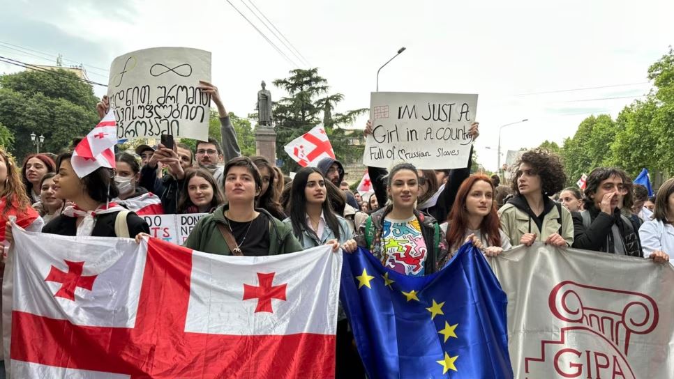 Studentët në Gjeorgji u bashkohen protestave para votimit final të projektligjit për “agjentët e huaj”