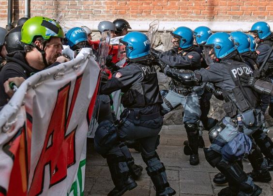 Përplasje mes policisë dhe protestuesve në Venecia kundër G7