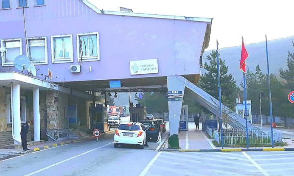 EMRAT/ Sherr për skanerin, dy shoferë përleshen me thikë në Kapshticë, pamjet nga vendngjarja