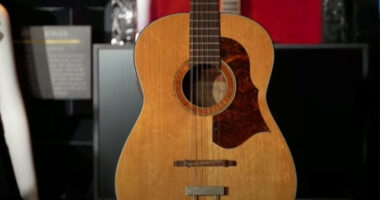 Kitara e John Lennon u shit në ankand për 2.67 milionë euro