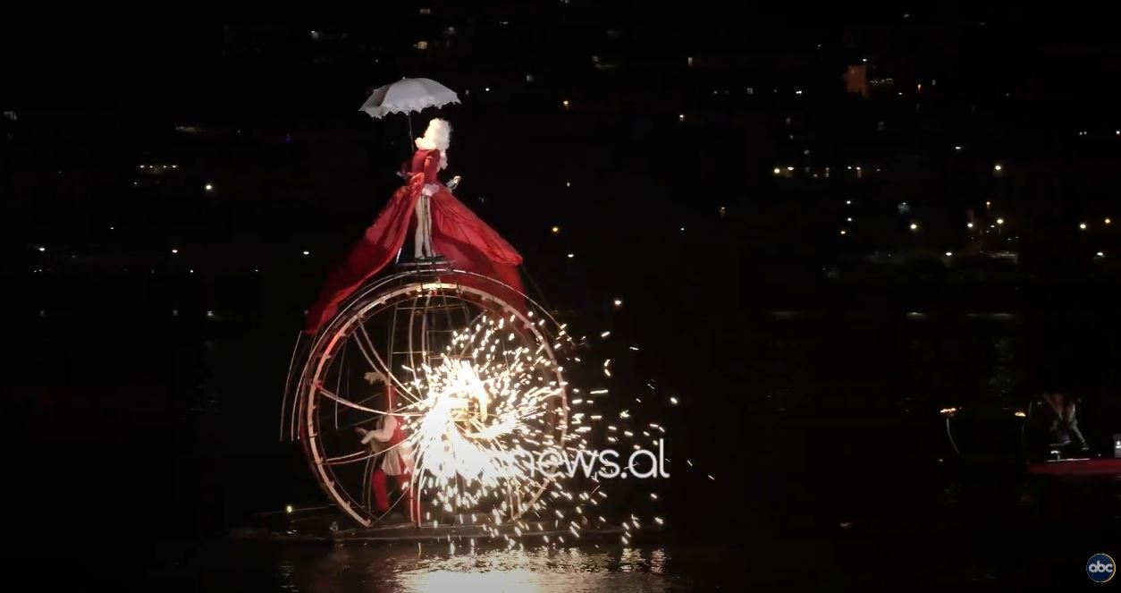 Cirku francez te liqeni, spektakël mbi ujë/ Trupa franceze “ilotopie” dhuron emocione te liqeni artificial