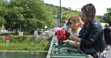 Nëna me tre fëmijët i dhanë fund jetës/ Qytetarët shkodranë hedhin lule në lumin Buna: Jemi sot të gjithë bashkë