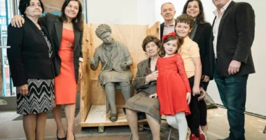 Rrobaqepësja 95-vjeçare u ribashkua me skulpturën e humbur pas 40 vitesh