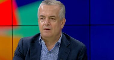 Tirana nderon Ali Ahmetin/ Nazarko: Nderim i detyruar për një figurë që ka shënjuar historinë e kombit shqiptar 