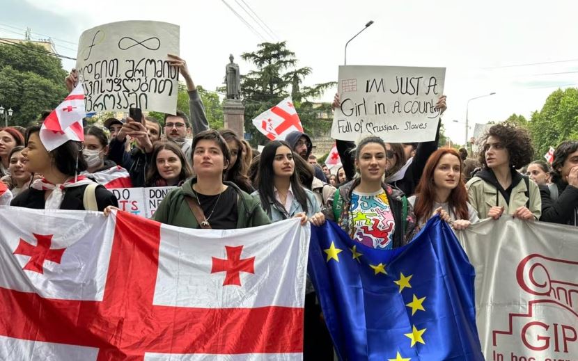 Studentët në Gjeorgji u bashkohen protestave para votimit final të projektligjit për “agjentët e huaj”