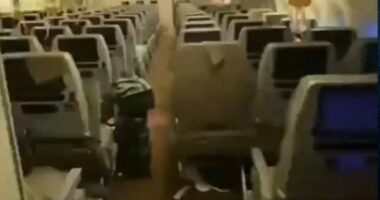 “Përfunduam në tavan”, pasagjeri tregon çastet e tmerrit gjatë turbulencave në Singapore Airlines