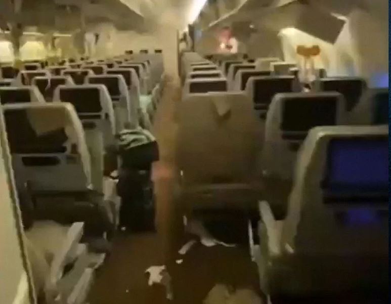 “Përfunduam në tavan”, pasagjeri tregon çastet e tmerrit gjatë turbulencave në Singapore Airlines