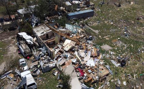 Tornadot “gjunjëzojnë” SHBA-në, 21 viktima nga moti i keq