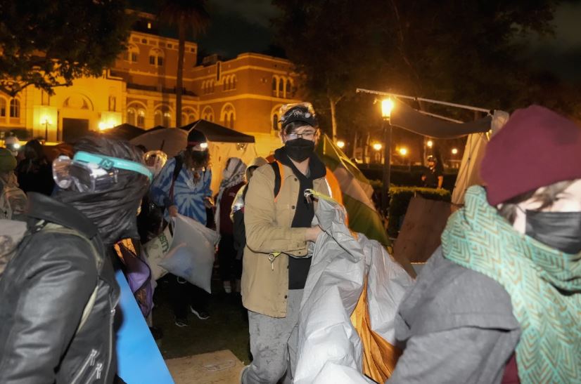 Dy mijë të arrestuar nga protestat në SHBA, policia fillon heqjen e tendave në universitete