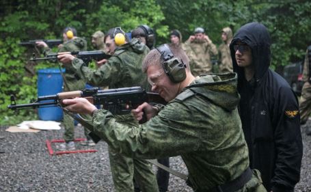 Nxënësit në shkollat ruse mësojnë si të përdorin armët