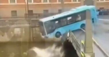 Rusi, autobusi me 20 pasagjerë bie në lumë, 4 të vdekur