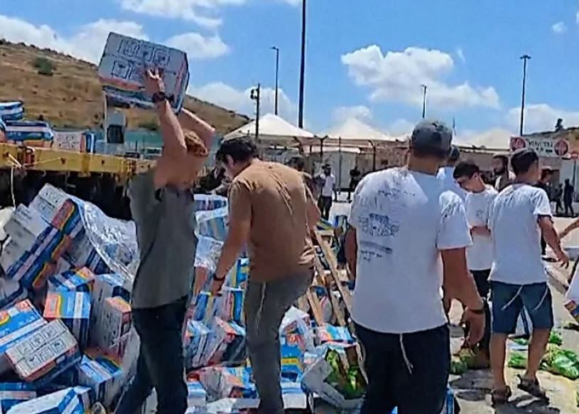 VIDEO/ Protestuesit izraelitë bllokojnë kamionët me ndihma të destinuara për në Gaza