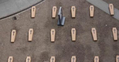 Humbja e jetëve në vendin e punës/ Protesta simbolike në Milano, sheshi i mbushur me arkivole