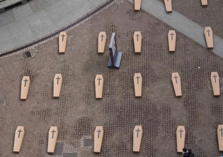 Humbja e jetëve në vendin e punës/ Protesta simbolike në Milano, sheshi i mbushur me arkivole