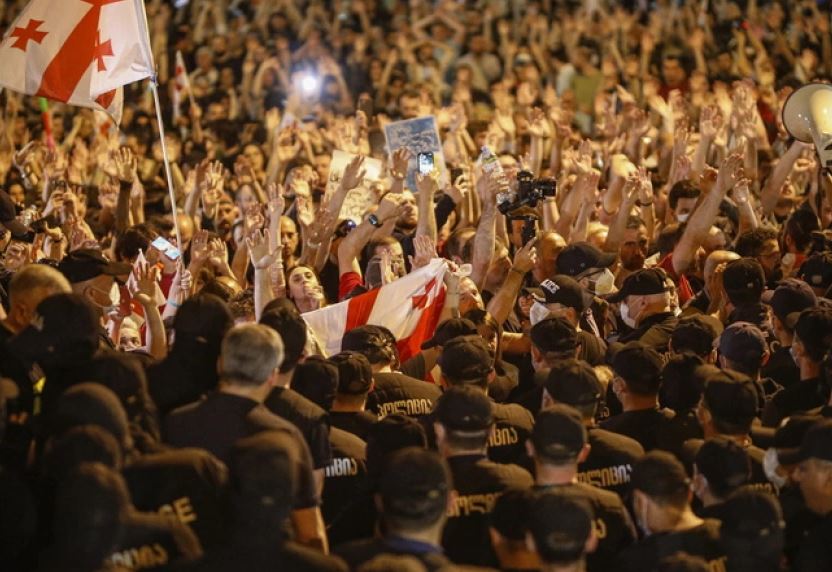 Protesta masive në Gjeorgji/ Policia përdor gaz lotsjellës për të shpërndarë turmën, dhjetëra të arrestuar