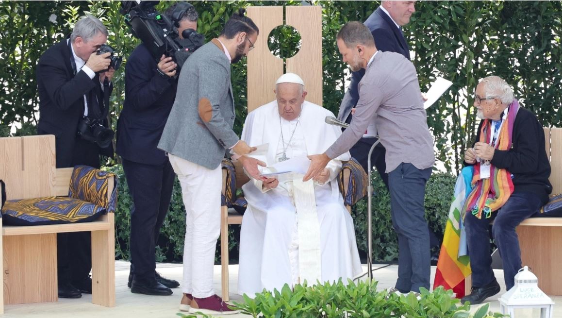 Gjest simbolik para Papa Françeskut, një izraelit dhe një palestinez përqafohen me njëri-tjetrin