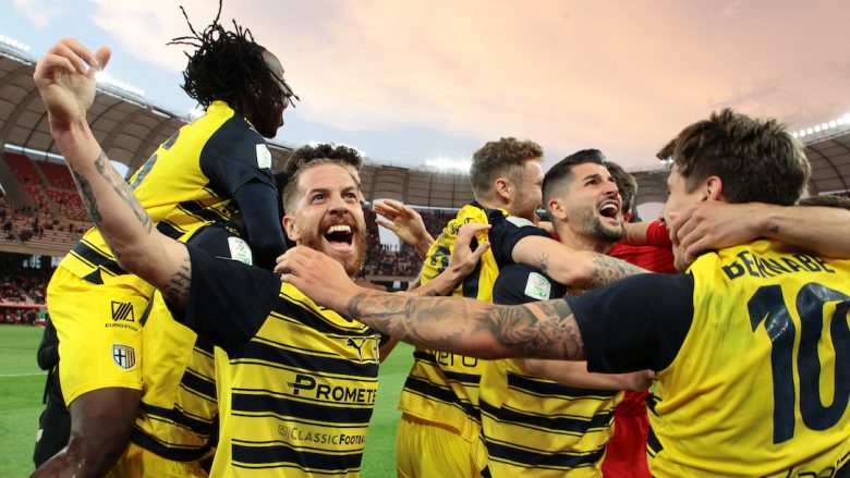 Tre vite “luftë” dhe triumfi erdhi, Parma ngjitet në Serie A