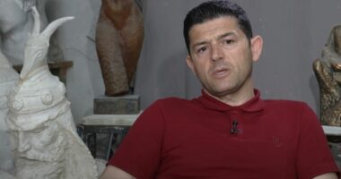 Njihet si skulptori i Skënderbeut/ Ardian Pepa: Që i vogël realizoj vepra për heroin kombëtar