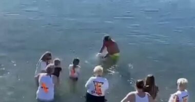 VIDEO/ Hodhën hirin e të afërmit në det, pushuesit në Turqi ngrejnë alarmin