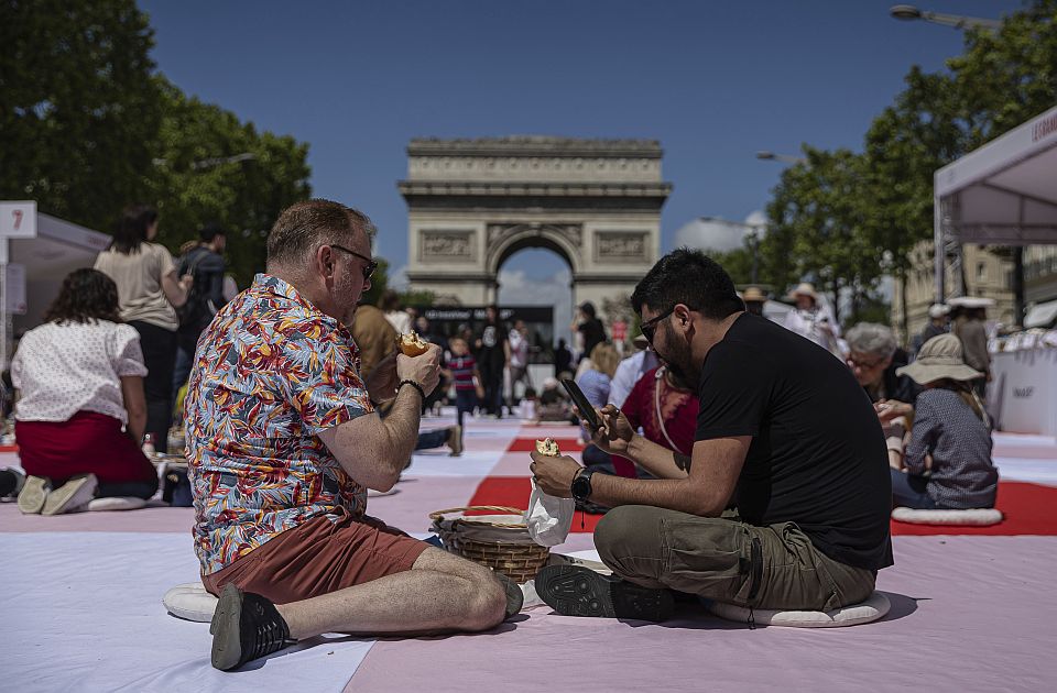 VIDEO/ Mijëra parizienë mblidhen në një piknik falas në Champs-Élysées