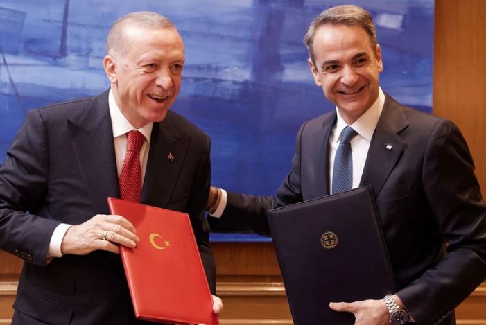 Kryeministri grek mbërrin në Ankara për tu takuar me Erdogan