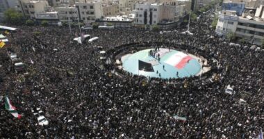 Humbi jetën pak ditë më parë, mbahet sot funerali i presidentit të Iranit