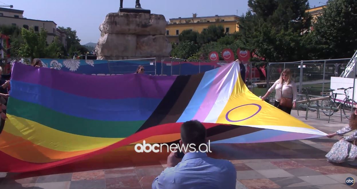 Kundër homofobisë/ Flamuri i LGBT shpaloset në sheshin “Skënderbej”