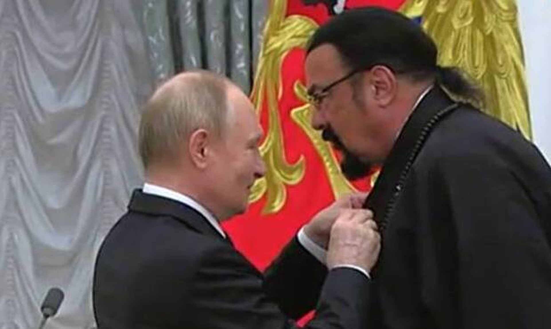 Putin i dha aktorit Steven Seagal “Urdhrin e Miqësisë”
