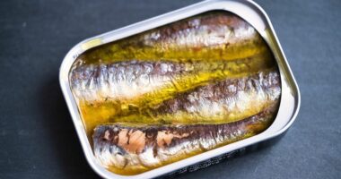 Shkencëtarët: Ngrënia e sardeles në vend të mishit të kuq do të shpëtonte 750,000 jetë