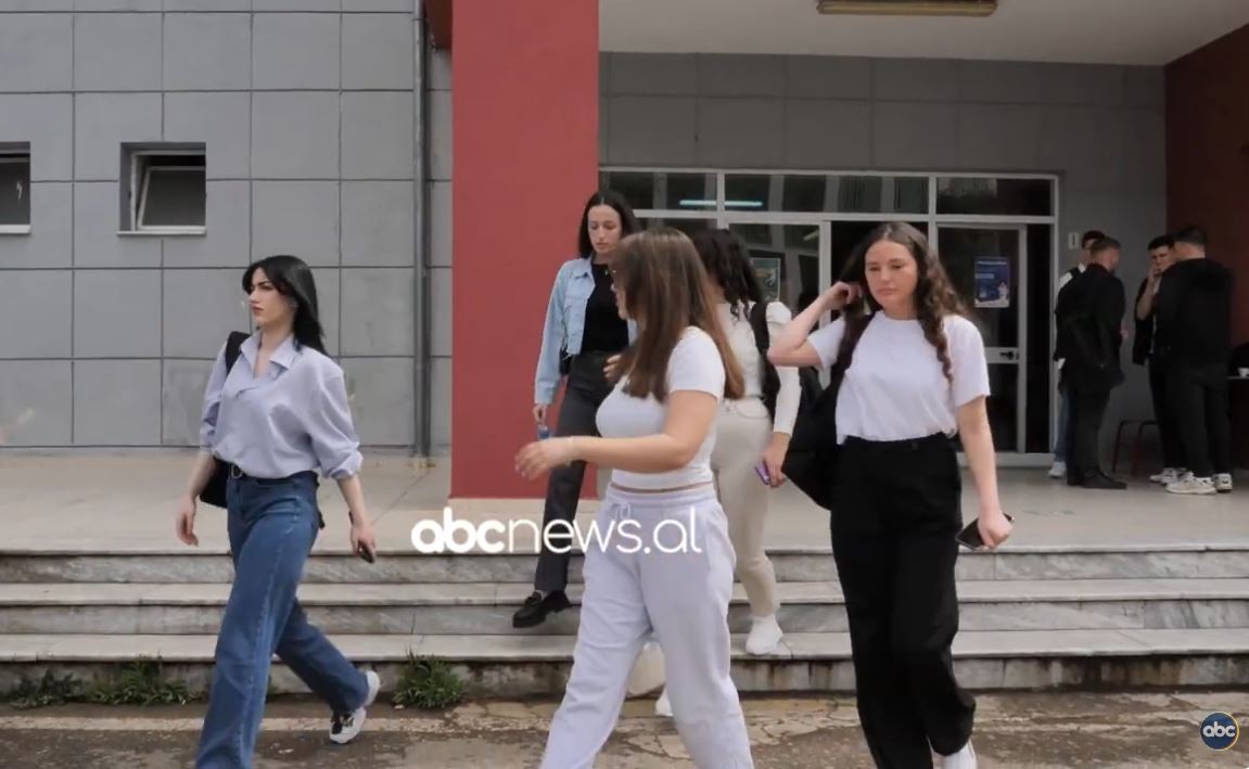 Studentët e mjekësisë, kundër ligjit/ Nuk janë dakord me afatet e reja të punës në Shqipëri