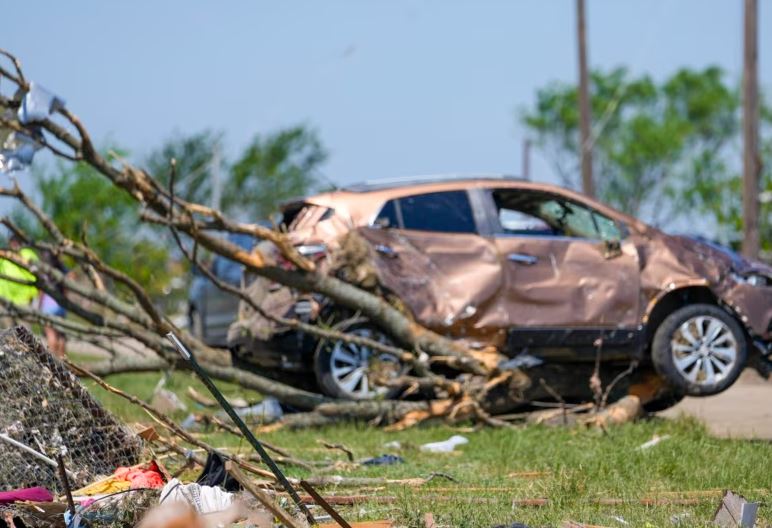 Stuhitë dhe tornadot godasin SHBA, të paktën 25 viktima