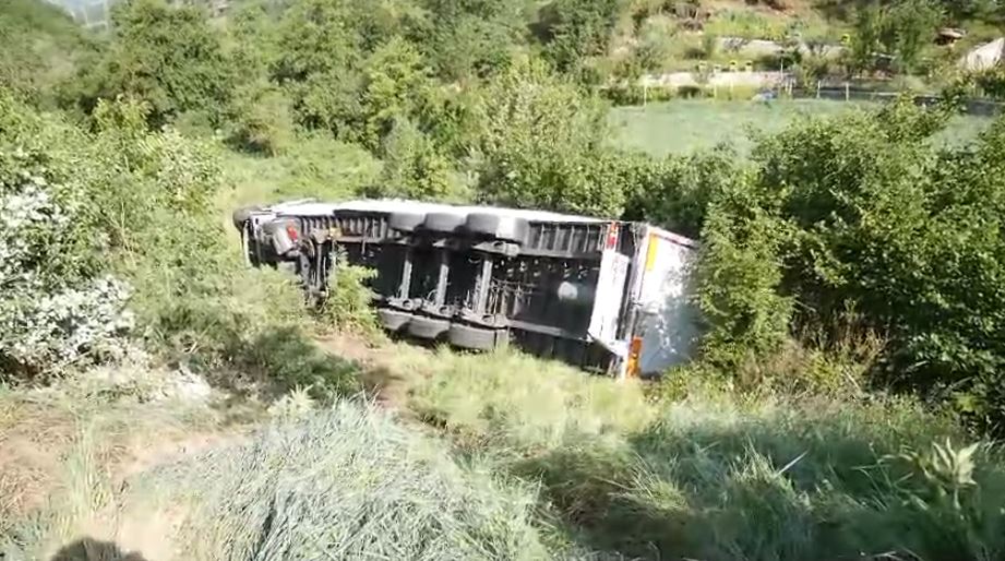 Trajleri del nga rruga në Librazhd, shpëton mrekullisht shoferi