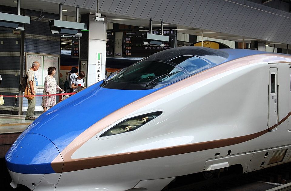Pasagjerët të alarmuar/ Ndalon për disa orë treni në Japoni, shkak një gjarpër