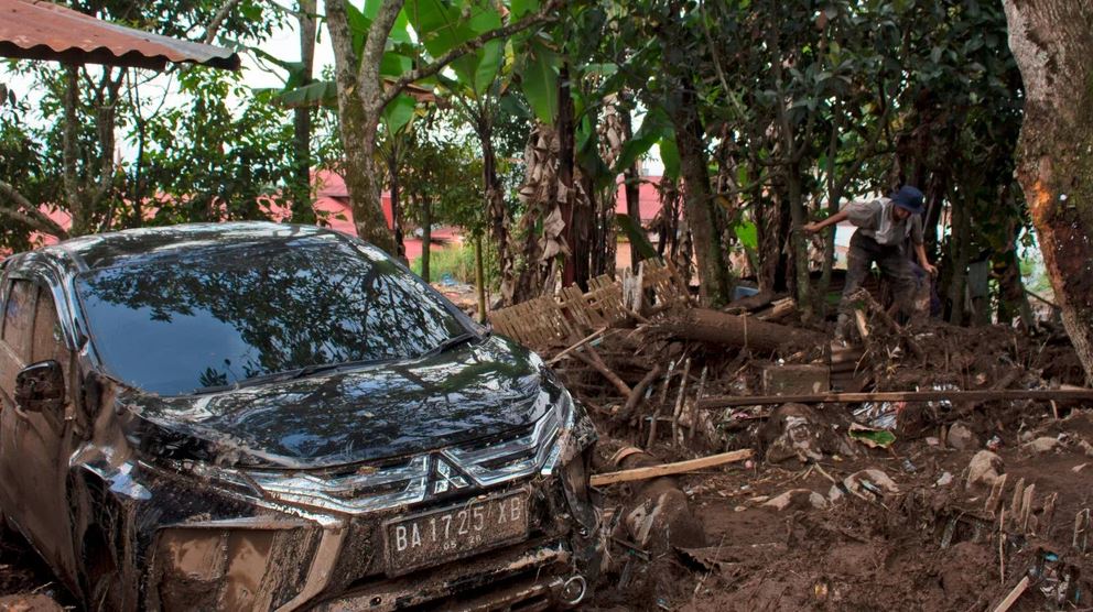 Indonezi/ 50 të vdekur dhe 27 të zhdukur nga përmbytjet dhe rrëshqitjet e dheut