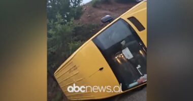 Aksident në Prrenjas, përmbyset një furgon