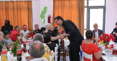 “Të mos e pengojmë njëri-tjetrin”/ Veliaj ndan drekën e Pashkës në qendrën komunitare