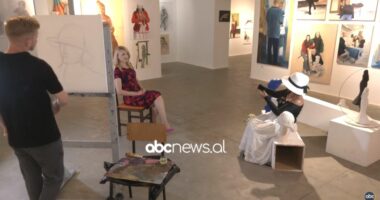 Xhuli, modelja mitike e nudos rrëfehet në ‘Pas Mesnatë’