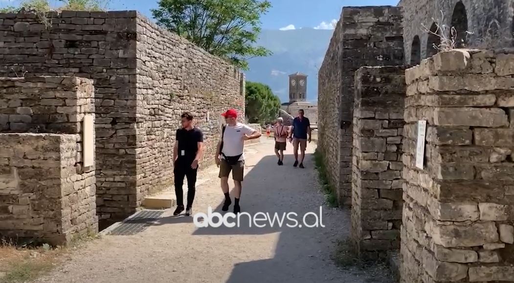 Turistët, interes për historinë/ Vizitorët në Gjirokastër: Na pëlqen arkitektura, qyteti i veçantë