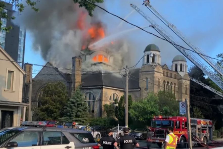 VIDEO/ Zjarri shkatërron kishën historike në Toronto