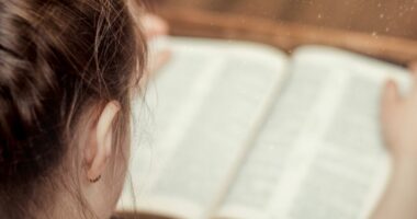 Autoritetet në Oklahoma kërkojnë që të gjitha shkollat publike të mësojnë Biblën