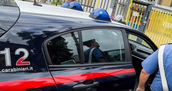 E rëndë në Itali, 48 vjeçari vret gruan dhe shkon në polici me trupin e saj